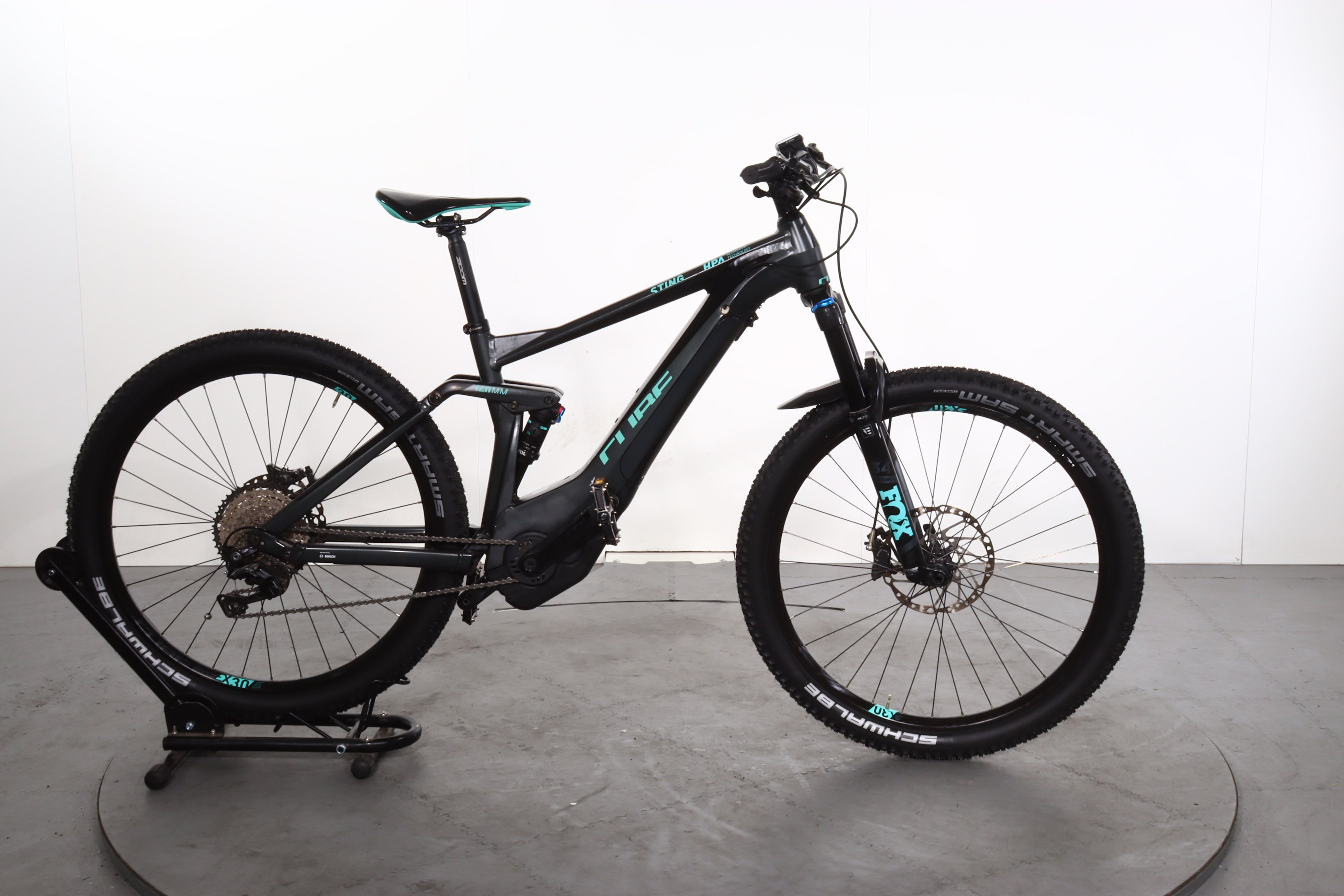cube e bike sting Electric Hybrid 140 SL 2019 refurbished Bambusdeckel und klarer Glasstrohhalm:mit Zubehör Aufgeschlagene Eier stockbild. Bild city bike steel frame men